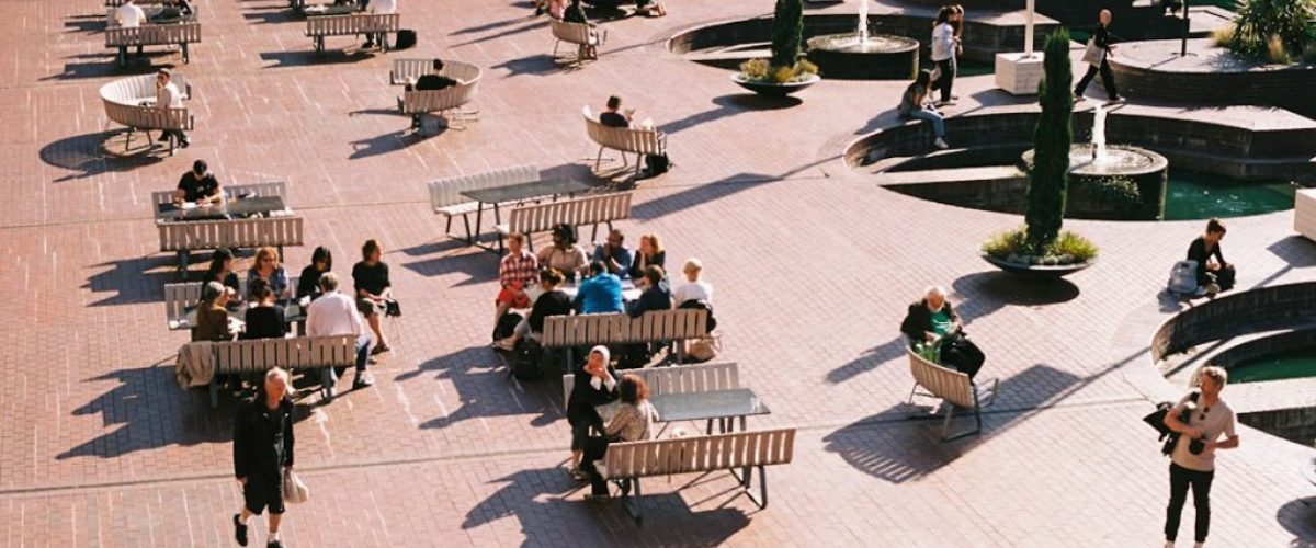 Nowoczesne podejście do projektowania przestrzeni publicznych – trendy 2025