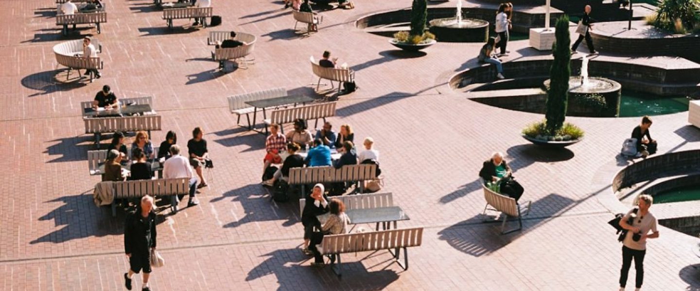 Nowoczesne podejście do projektowania przestrzeni publicznych – trendy 2025
