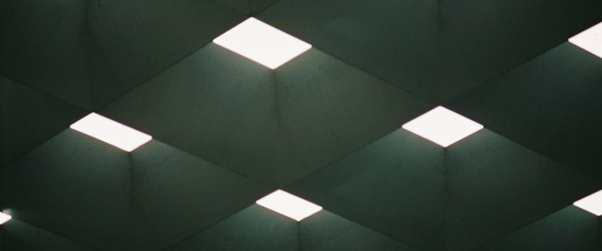 Oświetlenie w przestrzeni komercyjnej – jak zaprojektować funkcjonalność i komfort