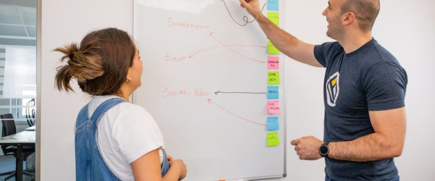 Przestrzenie coworkingowe – jak zaplanować miejsce do pracy dla różnych zespołów?