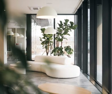 Zrównoważone materiały w architekturze wnętrz – przegląd i inspiracje