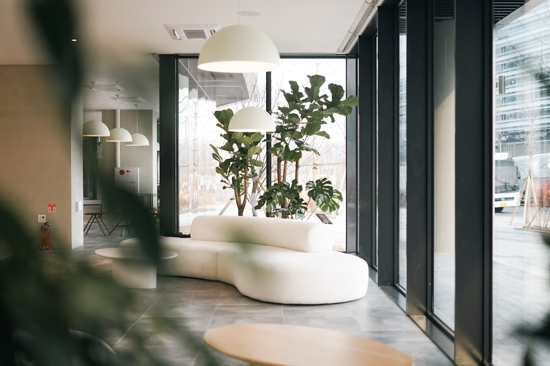 Zrównoważone materiały w architekturze wnętrz – przegląd i inspiracje